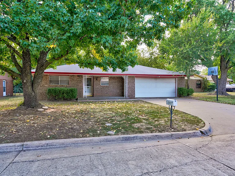 2220 Louise Ln — Photo 2