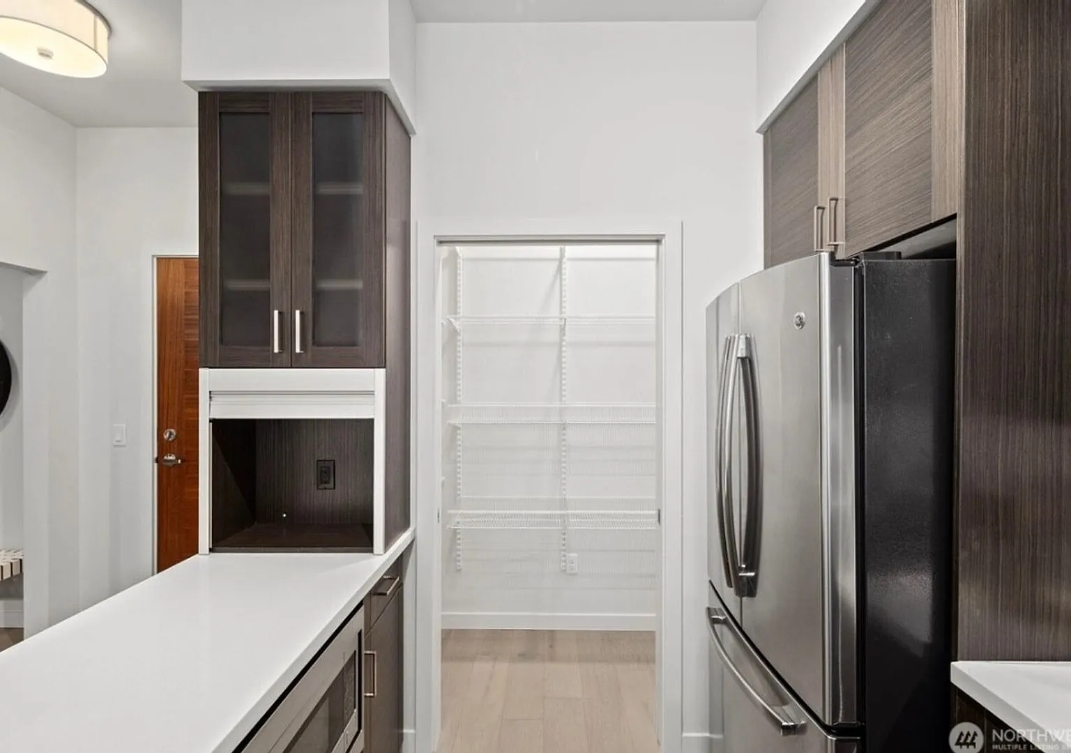 Spacious Ballard 1BR + Den with Rooftop & Walk-In Pantry — Photo 3