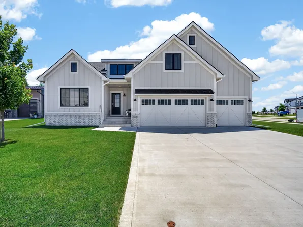 616 Elkwood Cir, Norwalk, IA 50211