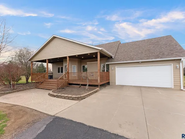 26776 Country Acres Dr, Sioux Falls, SD 57106