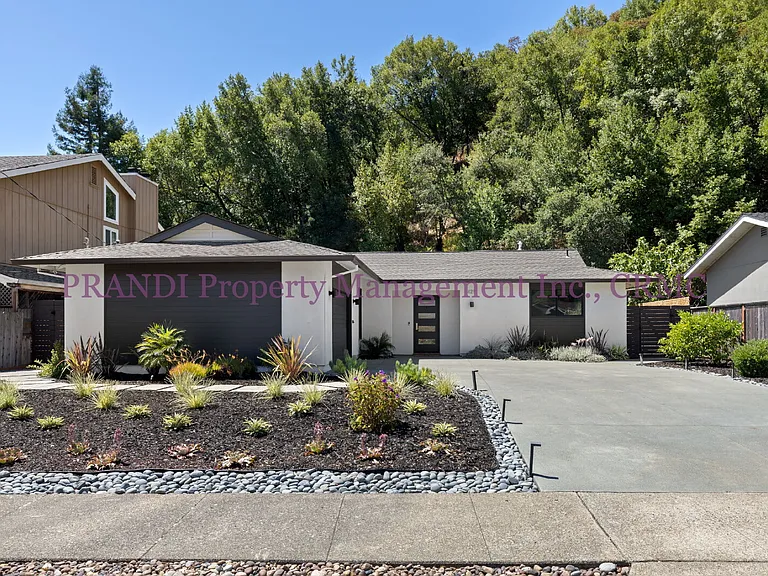 429 Blackstone Dr — Photo 1