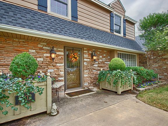 3rd image of 1702 Guilford Ln