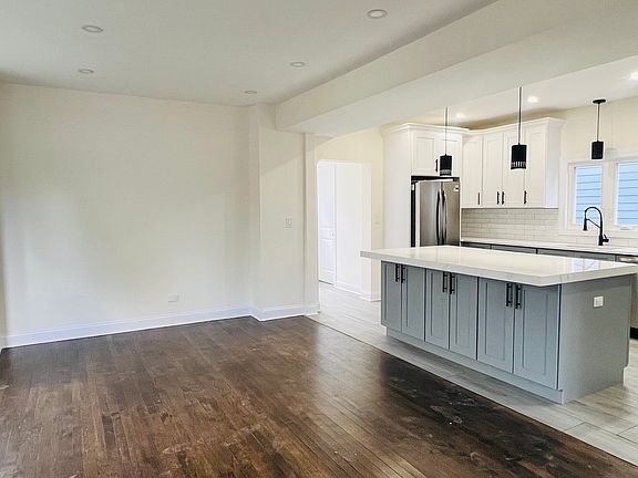 5th image of 4107 W Addison St