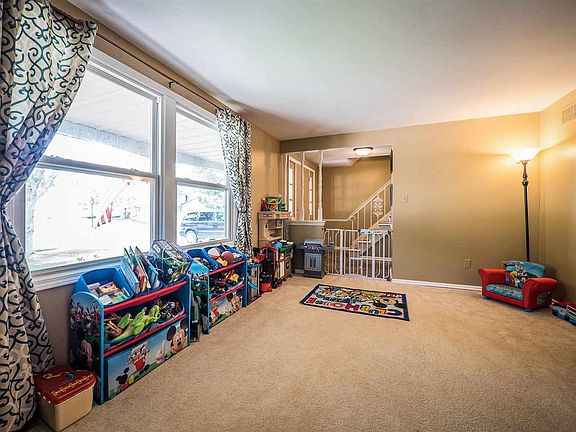 3rd image of 3932 Oakhurst Dr
