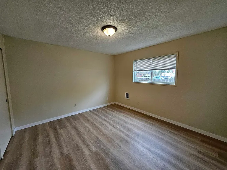 Sunset Apartments — Photo 10