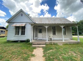 300 Hill St, Smithville, TX 78957