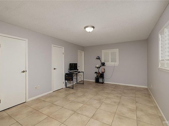 5th image of 412 Kerria Ave