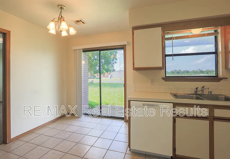 2223 W Roselawn St — Photo 8
