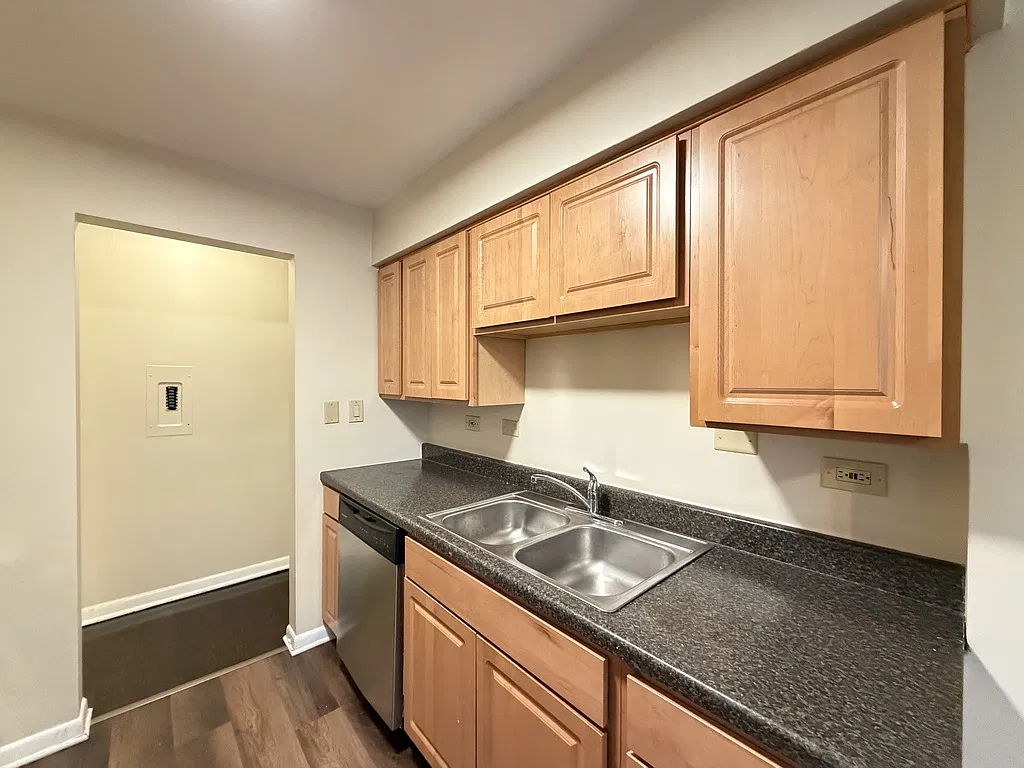 Awesome 2 Bed, 1 Bath at Seward + Sherman (Evanston) — Photo 3