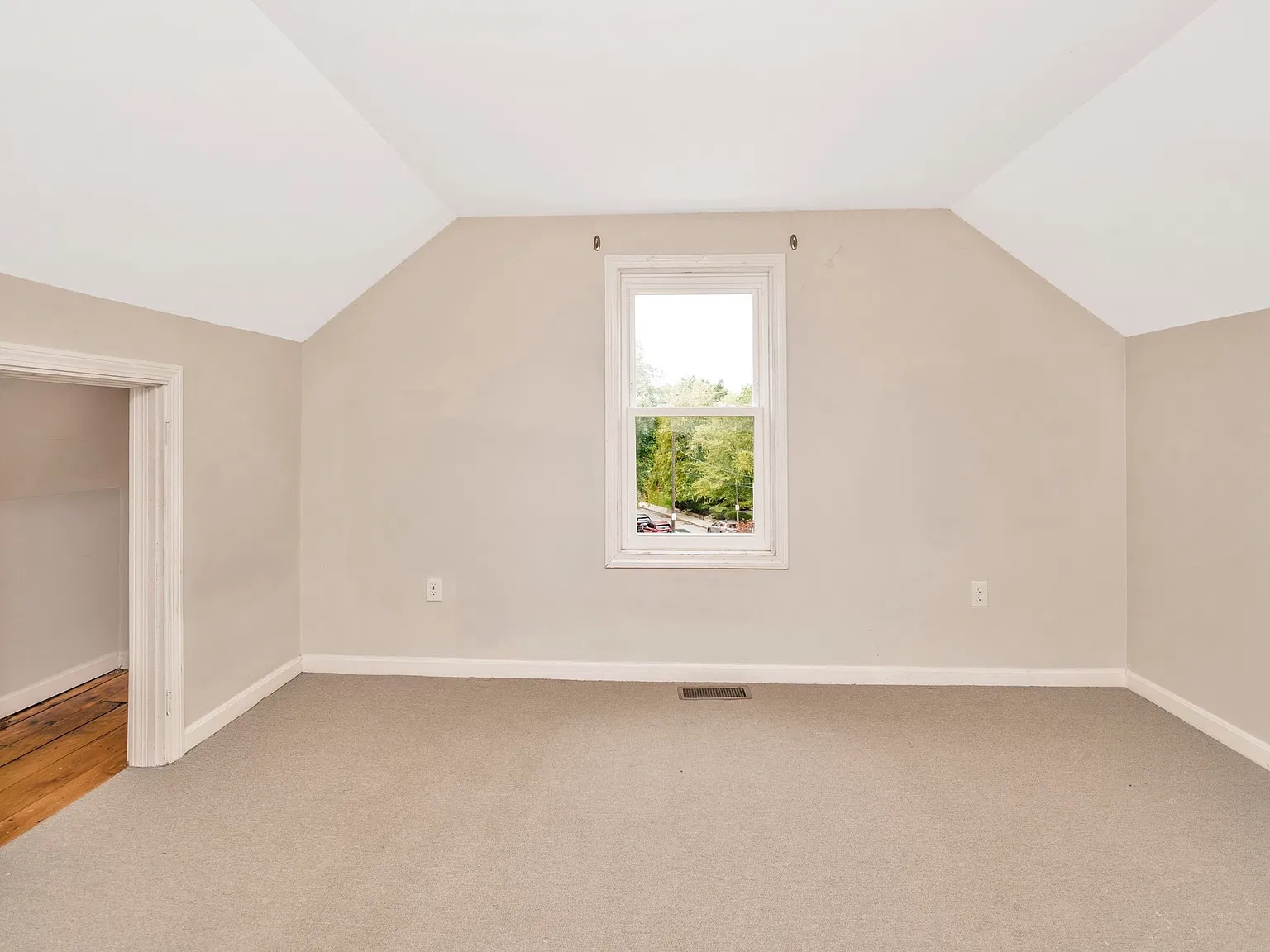 5 bed, 2.0 bath, 2200 sqft, $3,900 — Photo 3