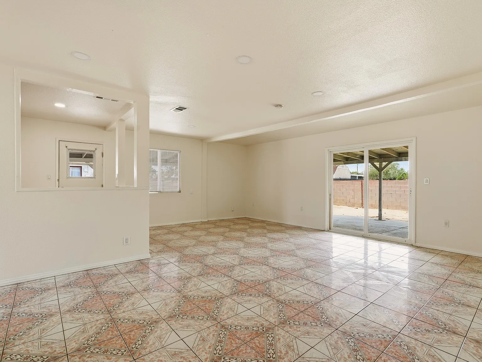 3 bed, 1005 sqft, $2,600 — Photo 4