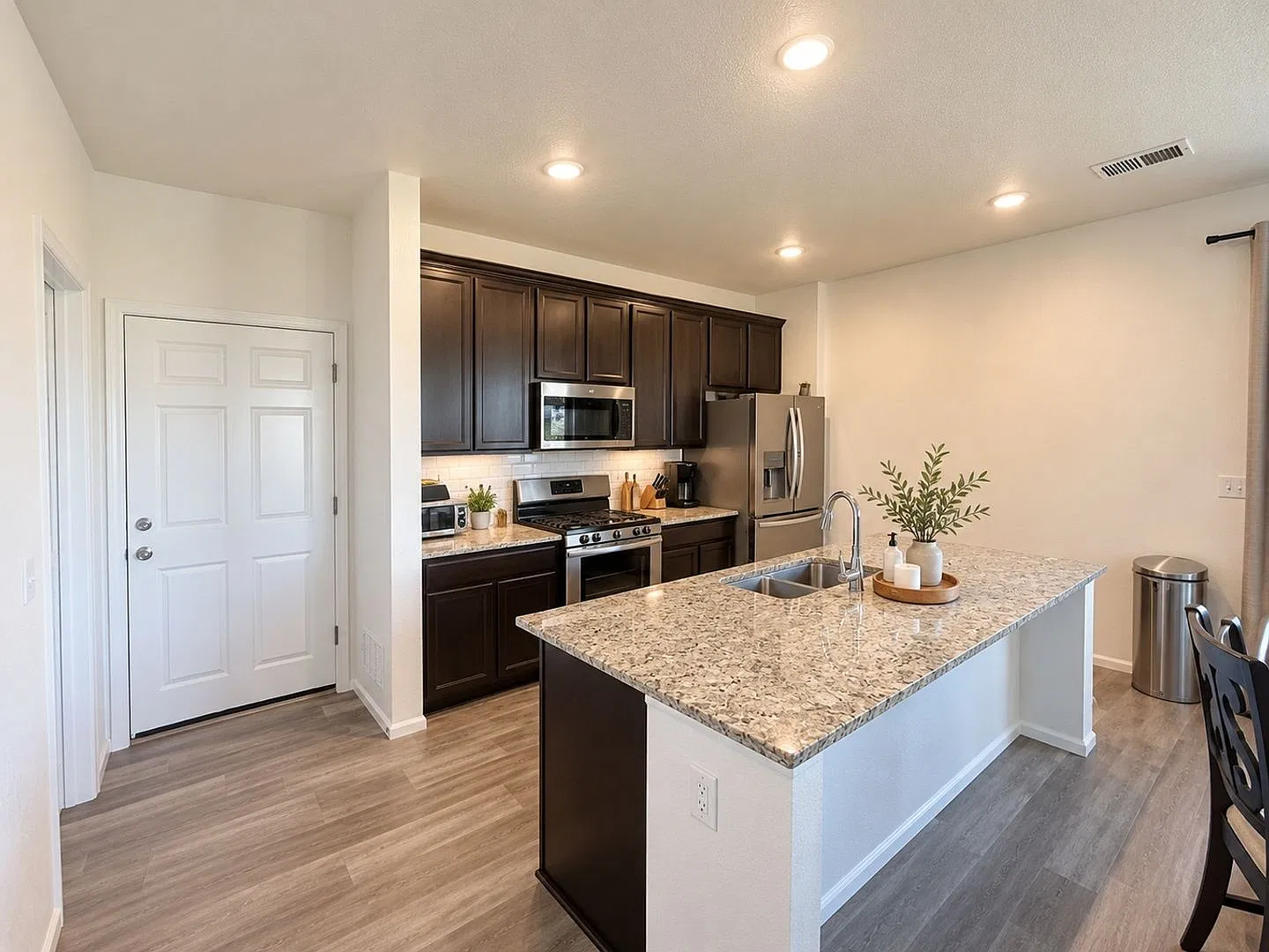 Spacious 4BR Townhome in Aurora — Photo 3