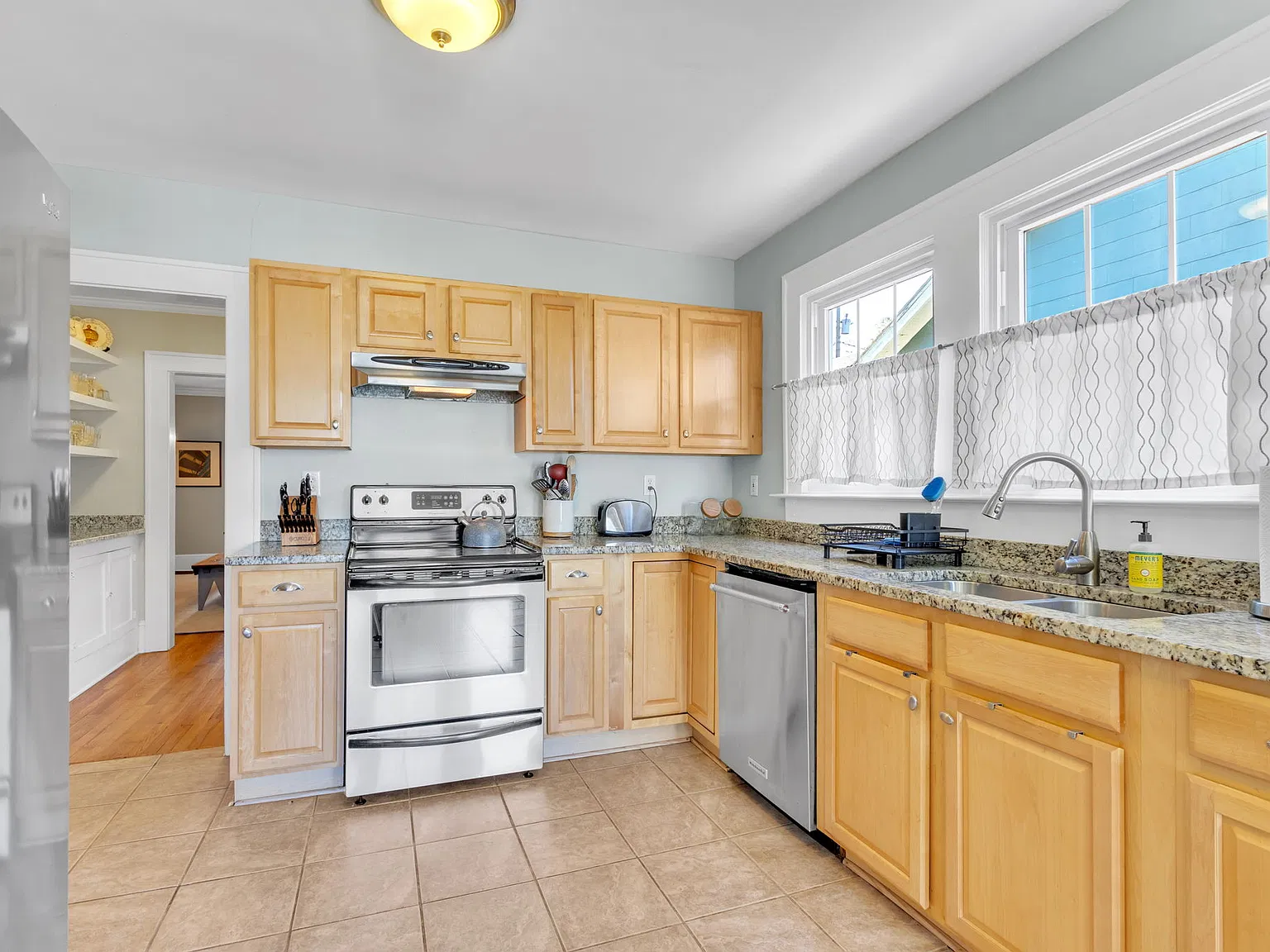 3 bed, 1.5 bath, 1765 sqft, $3,100 — Photo 3