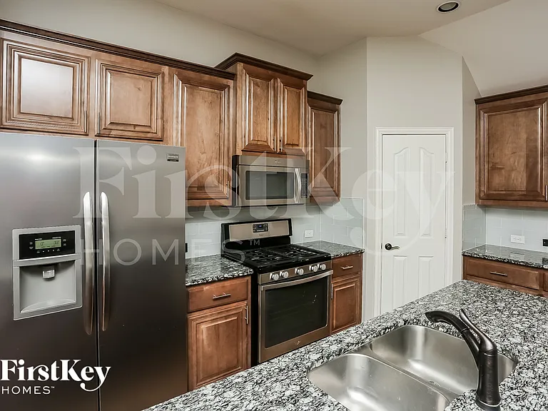 921 Loftin St — Photo 4