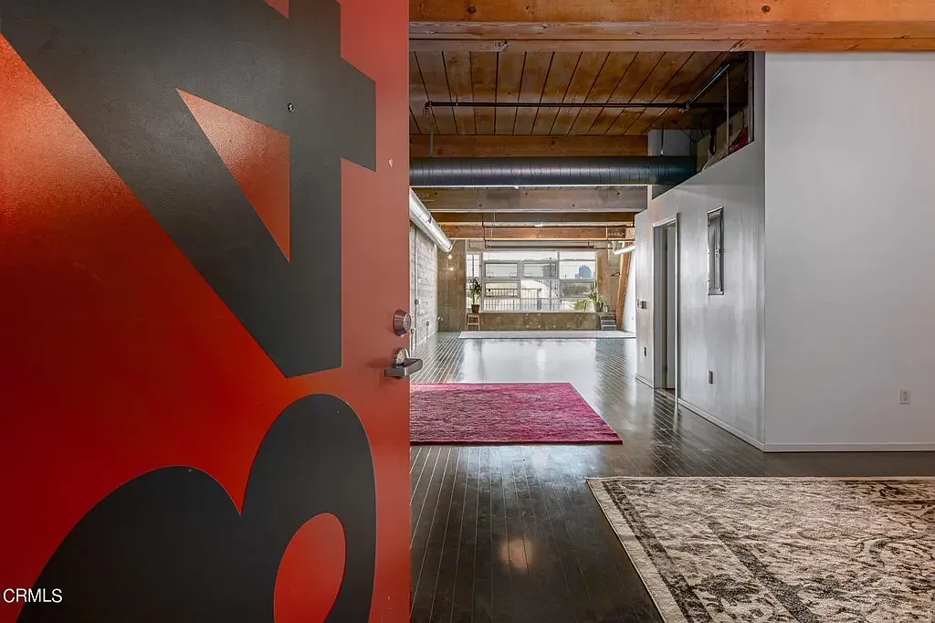 Building Photo - 530 S Hewitt St #347
