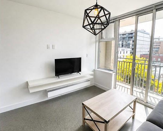 3rd image of 231 E Pender St #605