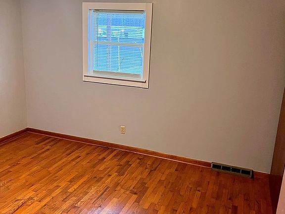 5th image of 300 6th Ave #104