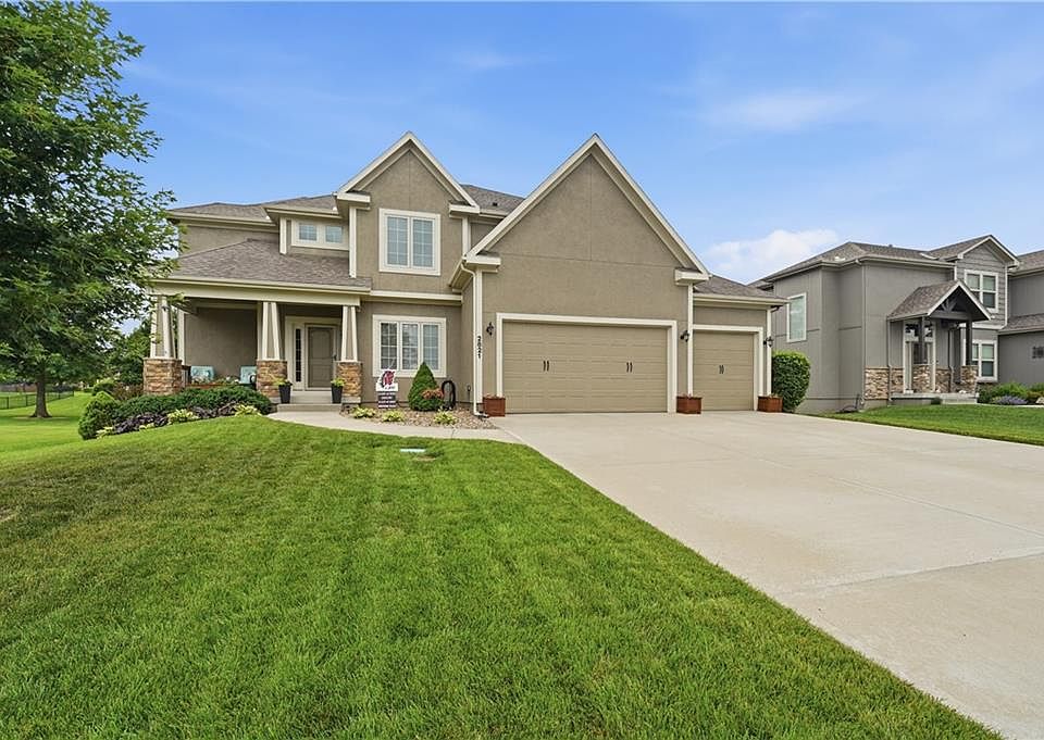 1st image of 2821 NE Parkview Ln
