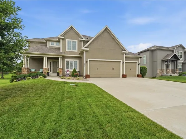 2821 NE Parkview Ln, Lees Summit, MO 64086