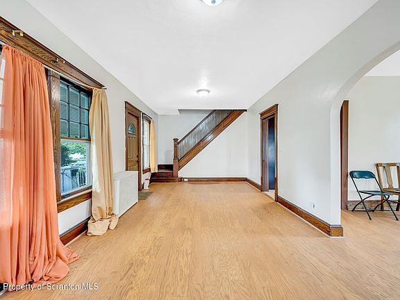 5th image of 833 N Lincoln Ave