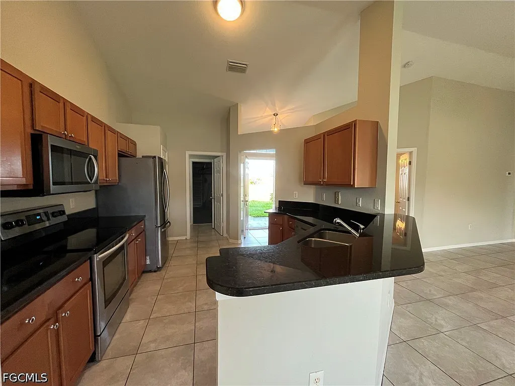 4 bed, 2.0 bath, 1757 sqft, $1,895 — Photo 3