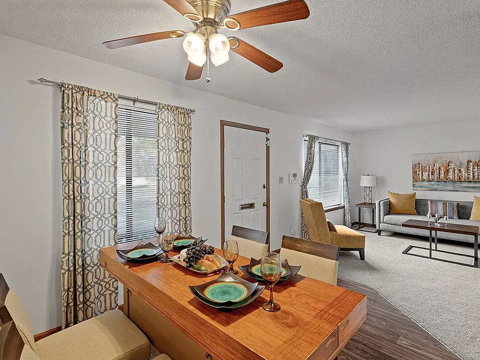 Villa West Apartments and Townhomes — Photo 2