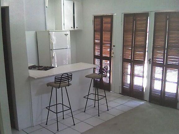Kitchen counter with bar stools (idea)