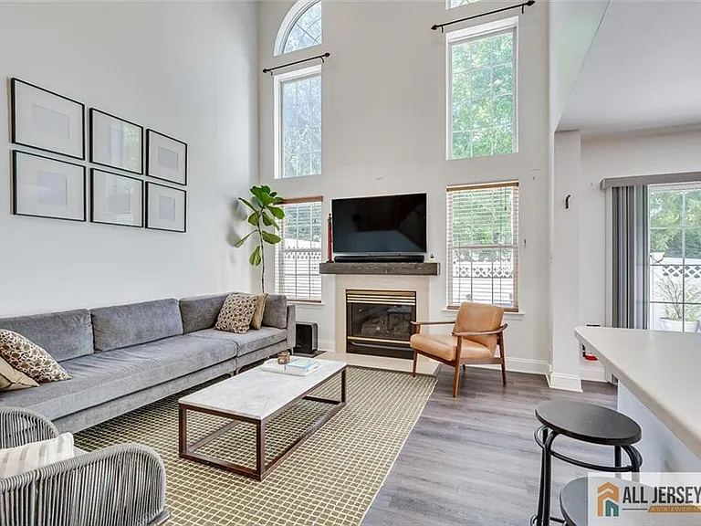 403 Somerset Ct — Photo 10