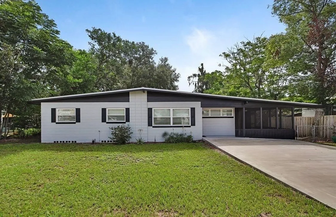 3 bed, 1054 sqft, $1,895 — Photo 1
