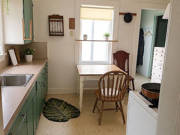 5th image of 131 E Darland St