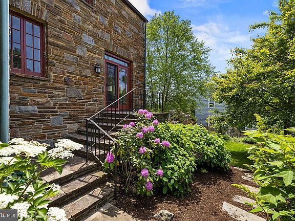 3rd image of 419 Georgia Ct