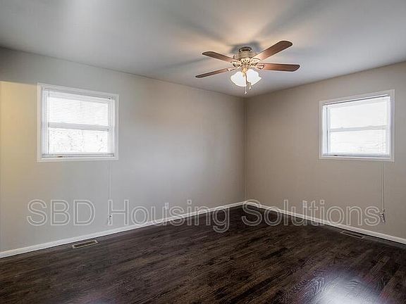 4th image of 8402 E 91st St