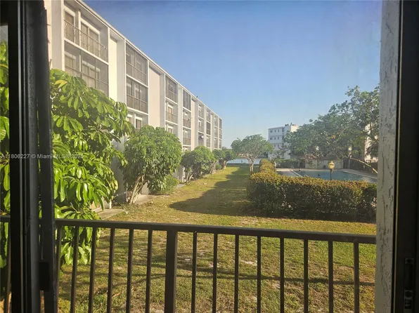 8620 N Sherman Cir APT 202, Hollywood, FL 33025