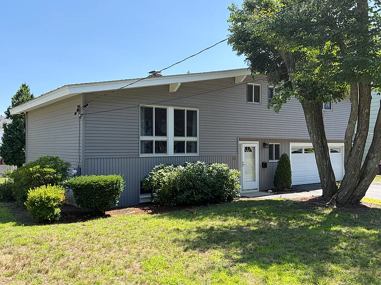 11 Debra Ln — Photo 2