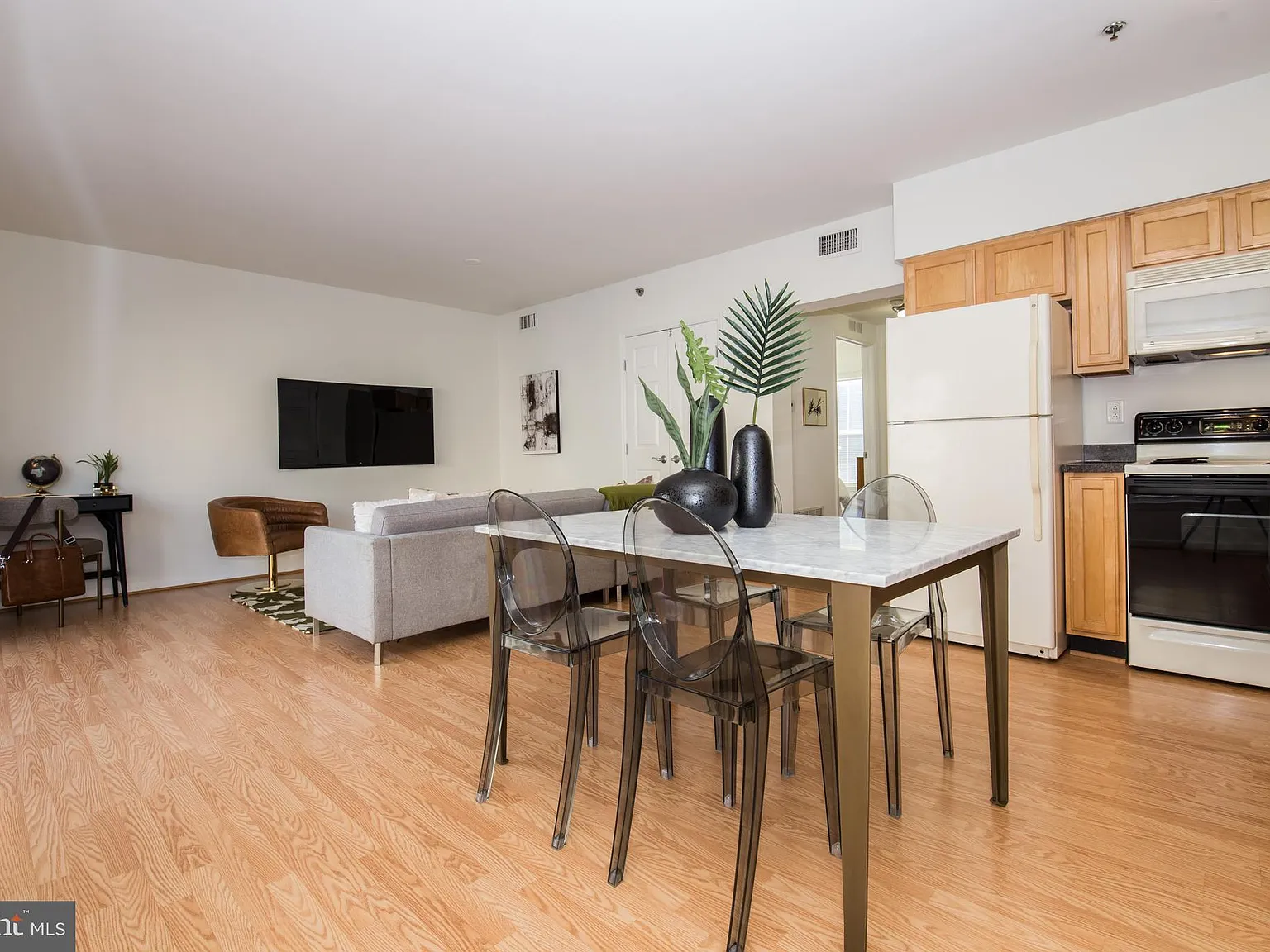 2 bed, 865 sqft, $2,370 — Photo 4