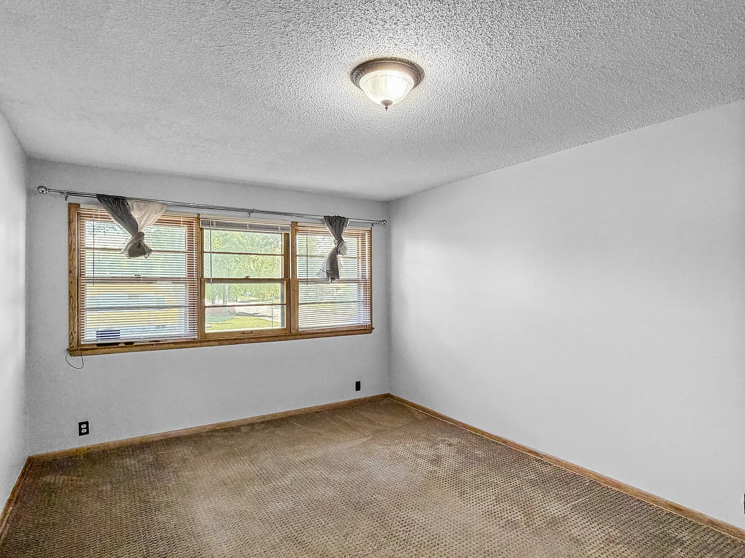 2 bed, 829 sqft, $915 — Photo 3