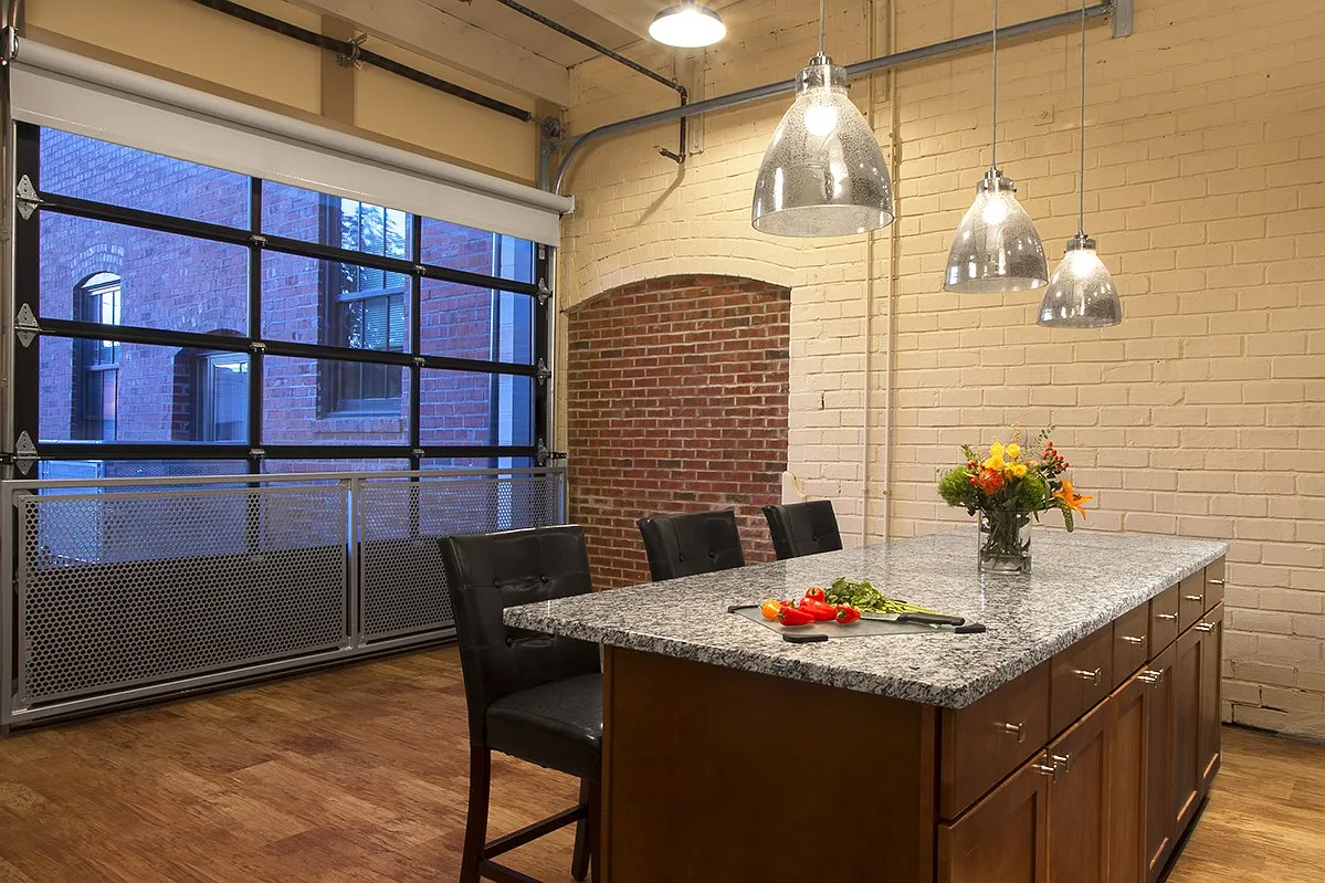 427 Pershing Ave — Photo 1