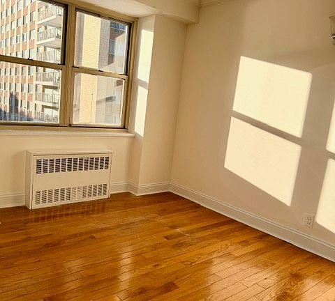 4th image of 32 Park Ave #4C