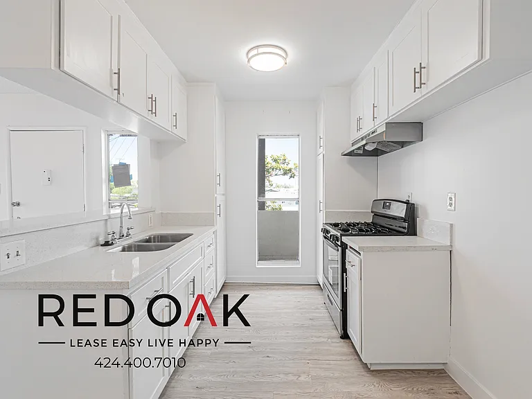 700 Glenway Dr #7 — Photo 2