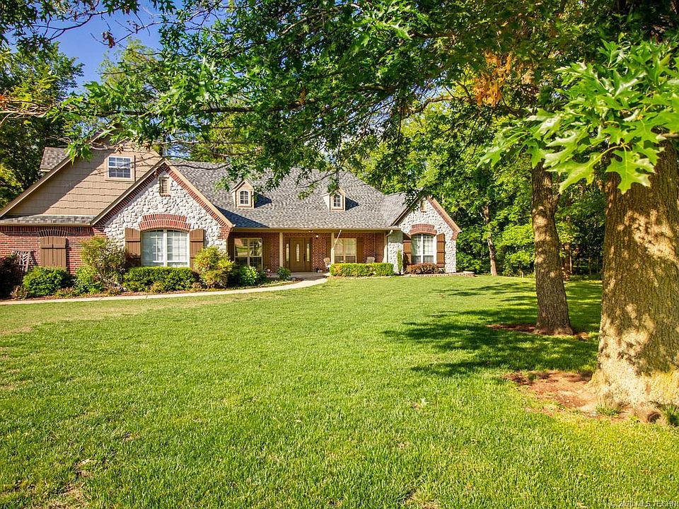 1st image of 15 Woodcreek Ln