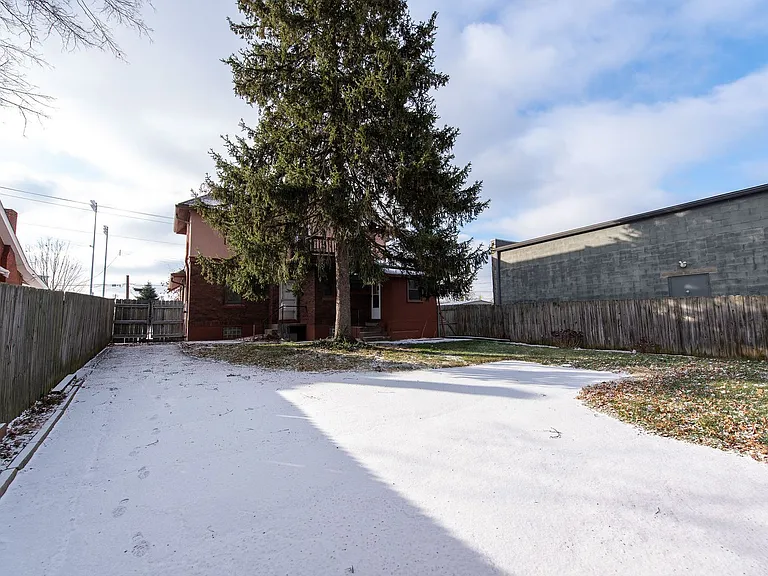 Beautifully updated Tudor style duplex. Upper unit. Large rooms. 2 balconies, private entry. Fenc... — Photo 36