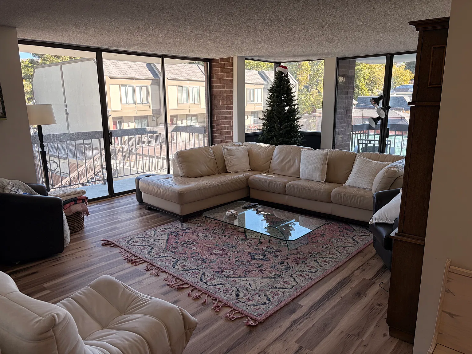 3 bed, 155 sqft, $900 — Photo 3