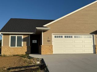 3598 Wagon Wheel Ln, Dubuque, IA 52002