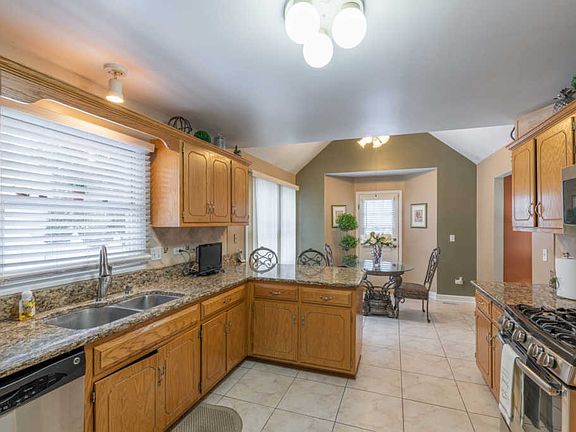 4th image of 1070 Ronald Dr