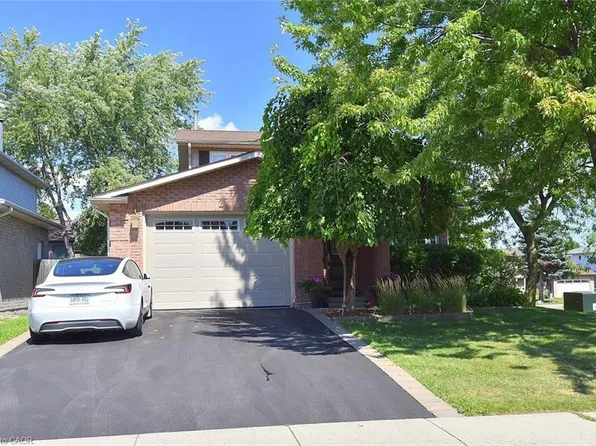 2 Novoco Dr, Hamilton, ON L9C 7E7