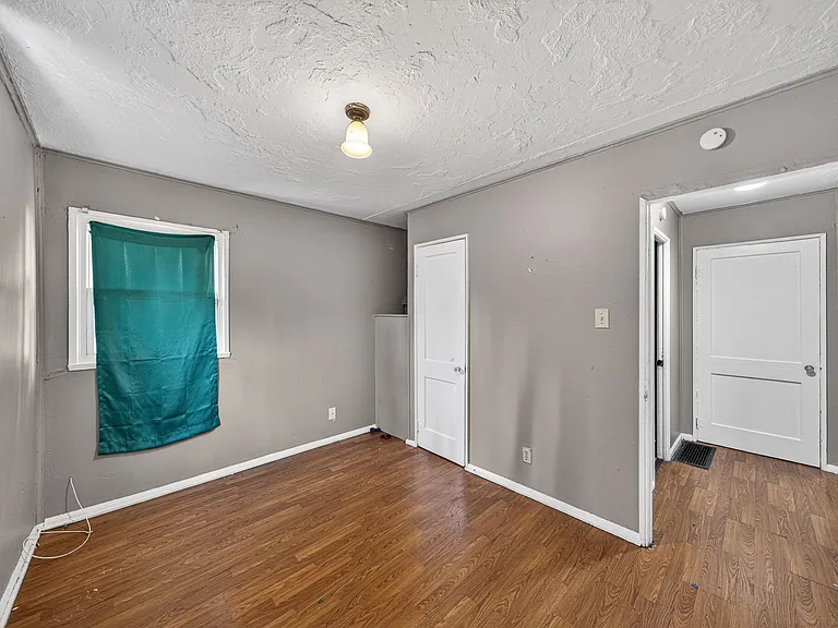 3220 Vermont Pl — Photo 6
