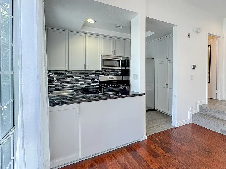 1733 Malcolm Ave #7 — Photo 3