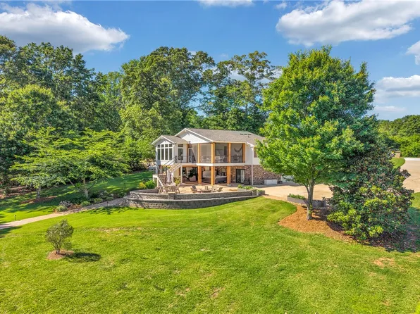 105 Meadowcrest Dr, Seneca, SC 29672