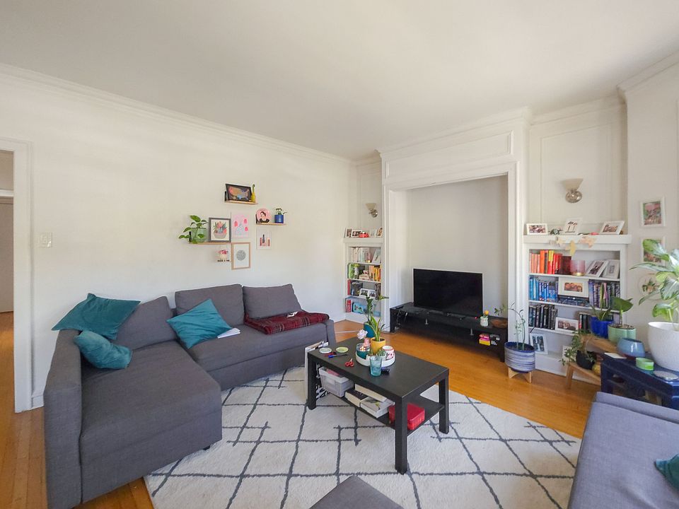 1st image of 4503 1/2 N Greenview Ave #1E