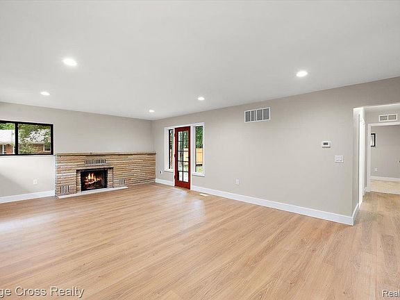 3rd image of 25240 Muerland Rd